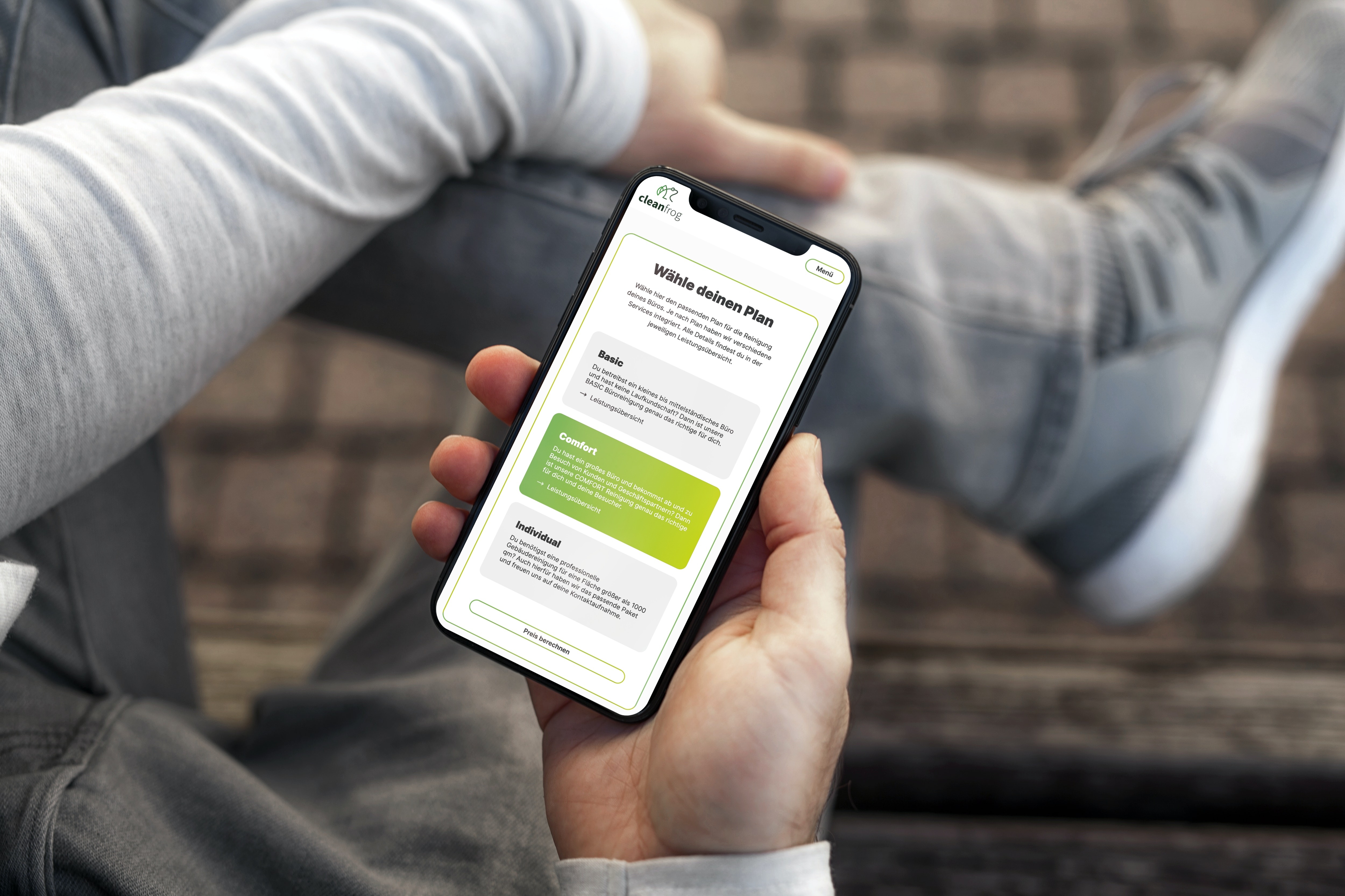 Person schaut sich den Onlinerechner von cleanfrog auf seinem Smartphone an