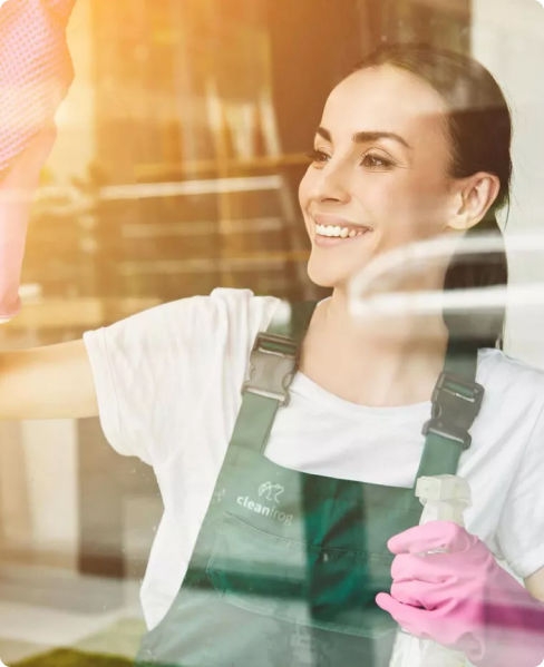 Mitarbeiterin der Büroreinigung München bei der Arbeit